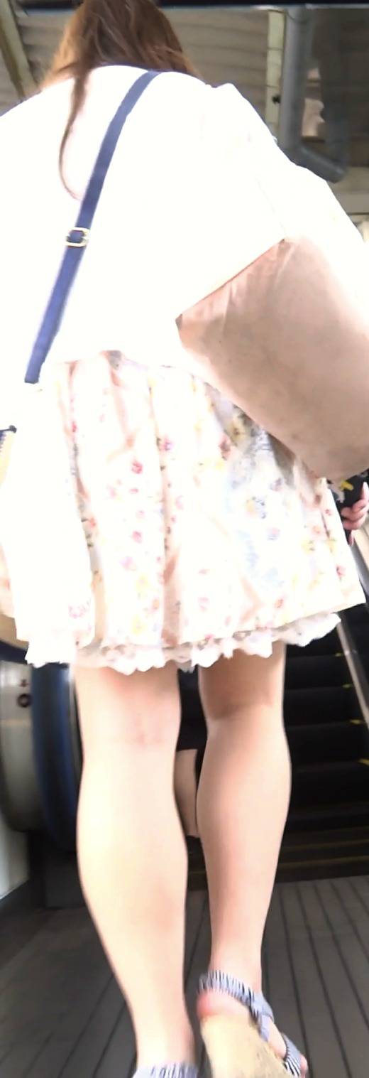 [★新作][★顔出し]パンチラ盗撮 OLさん 紺色パンツをスカートのプリーツの隙間から撮影　サンプル画像1