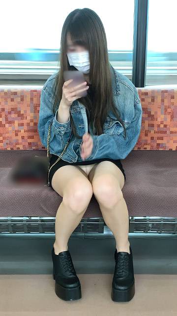 パンチラを警戒するも何度も白パンツを見せてしまうドエロいお姉さん（其の一）　サンプル画像2