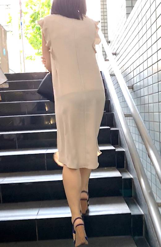 【他人妻の透け透けパンティーライン】他人妻の友人の結婚式の帰りに透け透けのエロい黒ピッタリパンティーを激撮！【465】　サンプル画像2