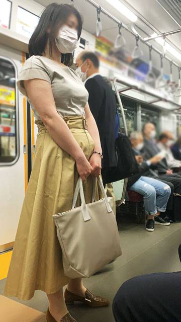 巨乳で男たちの視線を集めるオトナのお姉さん　サンプル画像3