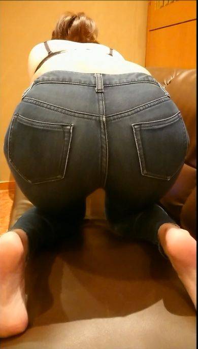 【極上尻】性欲の捌け口にしたい安産型巨尻ジーンズの女３　サンプル画像2