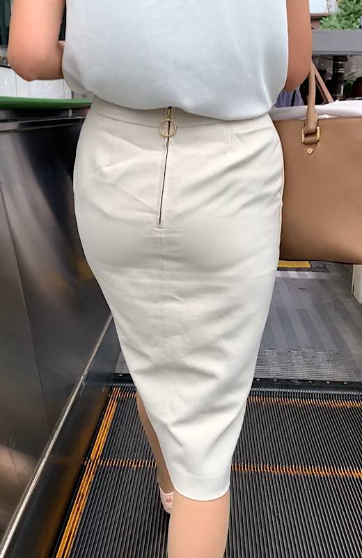 【白タイトスカート透け尻】フルバックエロデカ肉尻パンティーラインを変態男に魅せびらかす！【473】&nbsp;　サンプル画像1