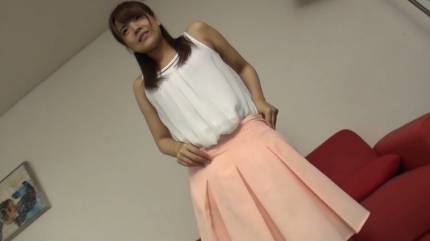 美乳の20歳クリニック受付嬢が初ハメ撮りで緊張しながらも感じまくり&nbsp;　サンプル画像1