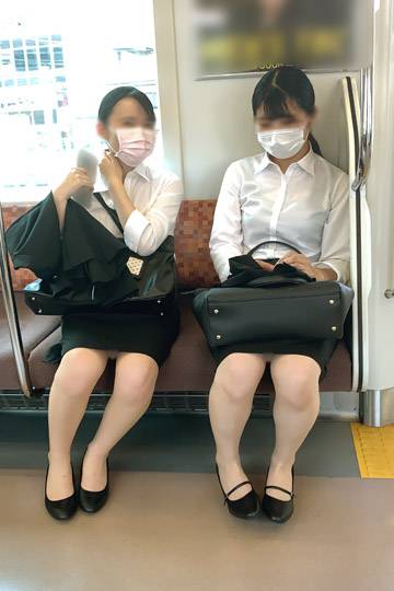 リクルートスーツが似合う真面目そうな就活女子大生2人組（前編）&nbsp;　サンプル画像2