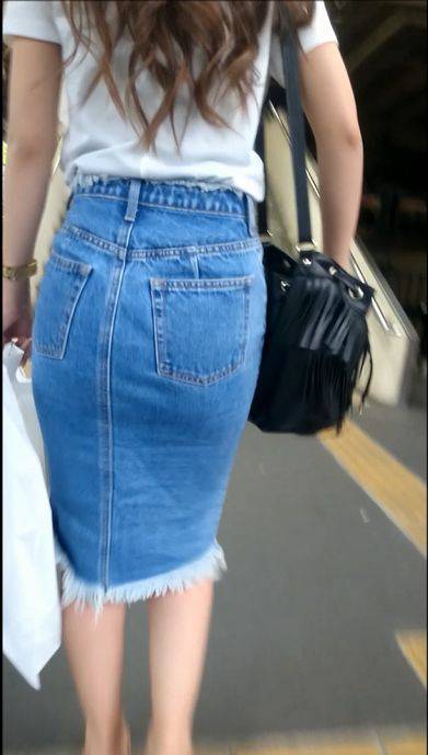 【食べ頃ヒップ】張ち切れんばかりのタイトなデニムスカート尻&nbsp;　サンプル画像1