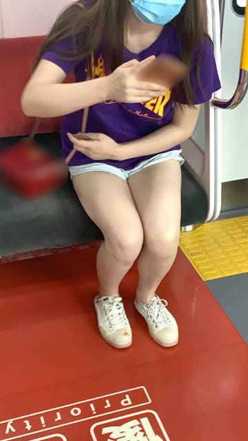 白くて柔らかそうなフトモモがエロいギャルお姉さん2人をこっそり撮影（後編）　サンプル画像3