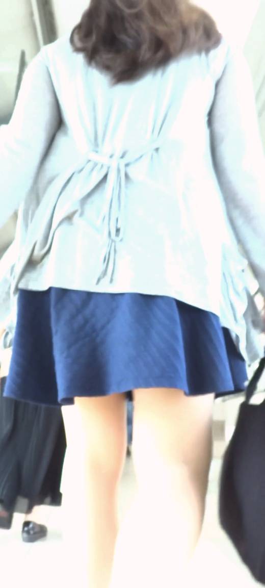 [★新作]パンチラ盗撮 OLさん 風チラでレースの白パンツ丸見え　サンプル画像1