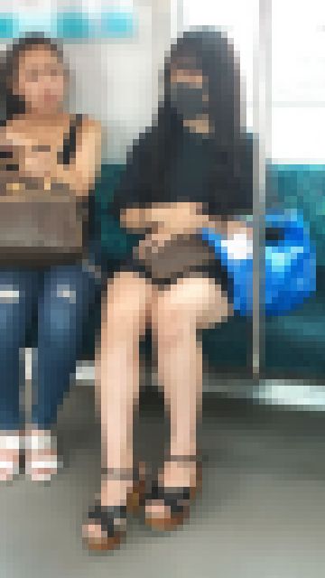 友達とお出かけ中のエッチなカラダをした可愛い女子大生　サンプル画像3