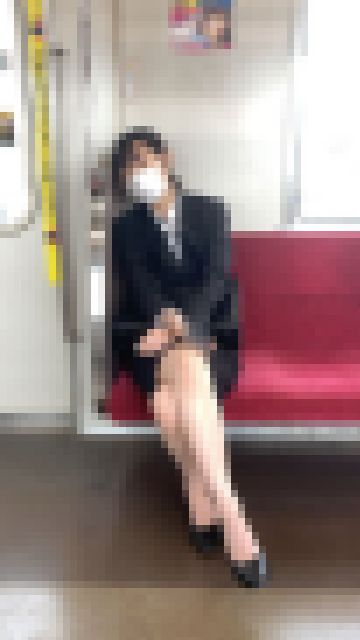 険しい表情を見せるリクルートスーツ姿の就活女子大生　サンプル画像3