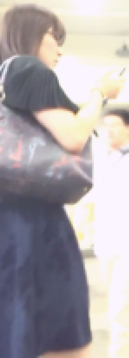 [★新作][★顔出し]パンチラ盗撮 メガネ女子 水玉と柄入りの黒パンツに超接近　サンプル画像1