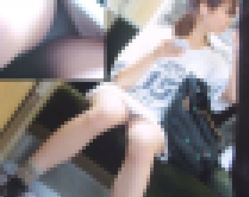 【電車内対面P盗撮】私服娘丸見えパンツをじっくり盗撮パンチラ動画 サンプル画像