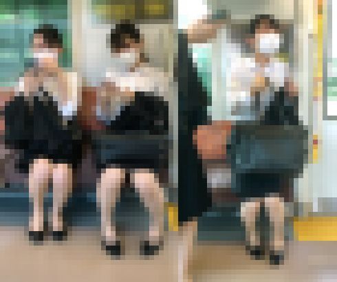 リクルートスーツが似合う真面目そうな就活女子大生2人組（後編）　サンプル画像1