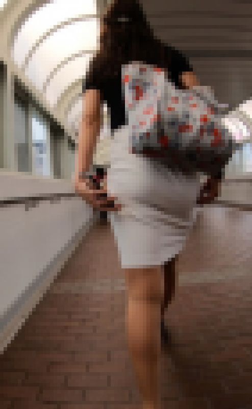 尻肉でタイトスカートがずれ上がる美女 サンプル画像