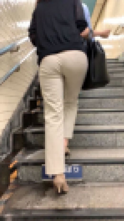 《カニ歩き美人奥様》 No.1185【プニプニ柔らかお尻が浮き出る着衣尻】　サンプル画像1