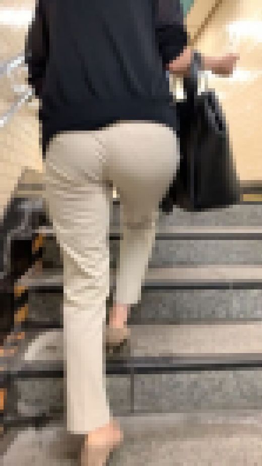 《カニ歩き美人奥様》 No.1185【プニプニ柔らかお尻が浮き出る着衣尻】　サンプル画像2