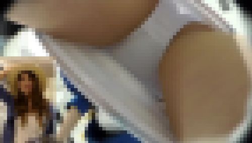 超ミニスカ店員さんの白パンツを逆さ撮り！！ サンプル画像