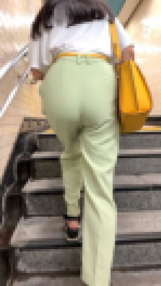 《Nizi○に居そうなギャル》 No.1206【腰を屈め突き出すグリーンパンツの着衣尻】　サンプル画像1