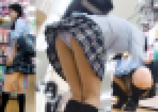 突き出したお尻からエロパンツがもろ見えなミニスカ制服娘パンチラ盗撮　サンプル画像2