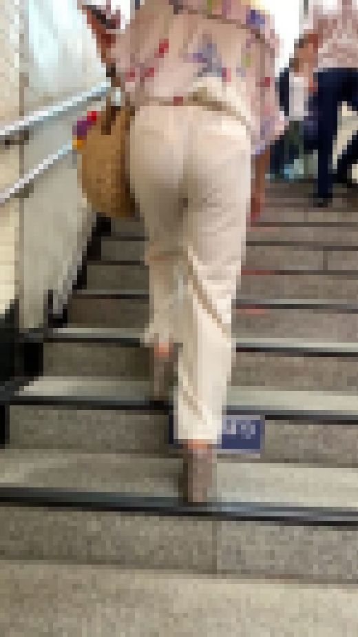 《厚底ゴージャスGAL》 No.1218【お尻はエロい！後は、パンティーなのか、シャツなのか】　サンプル画像1