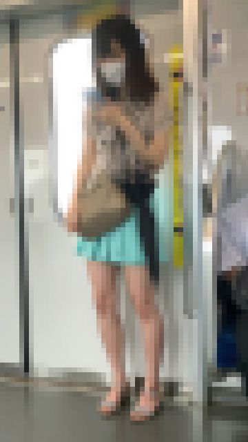 乗客に美味しそうなドエロ生脚を見せつけて立つミニスカお姉さん（後編）　サンプル画像1