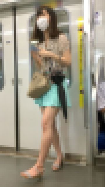 乗客に美味しそうなドエロ生脚を見せつけて立つミニスカお姉さん（後編）　サンプル画像2
