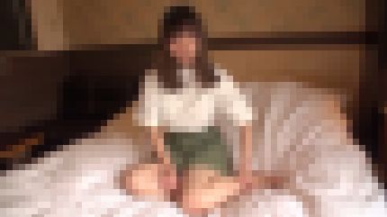 スレンダー美乳の22歳カフェ店員が初体験のオモチャで絶頂　サンプル画像1