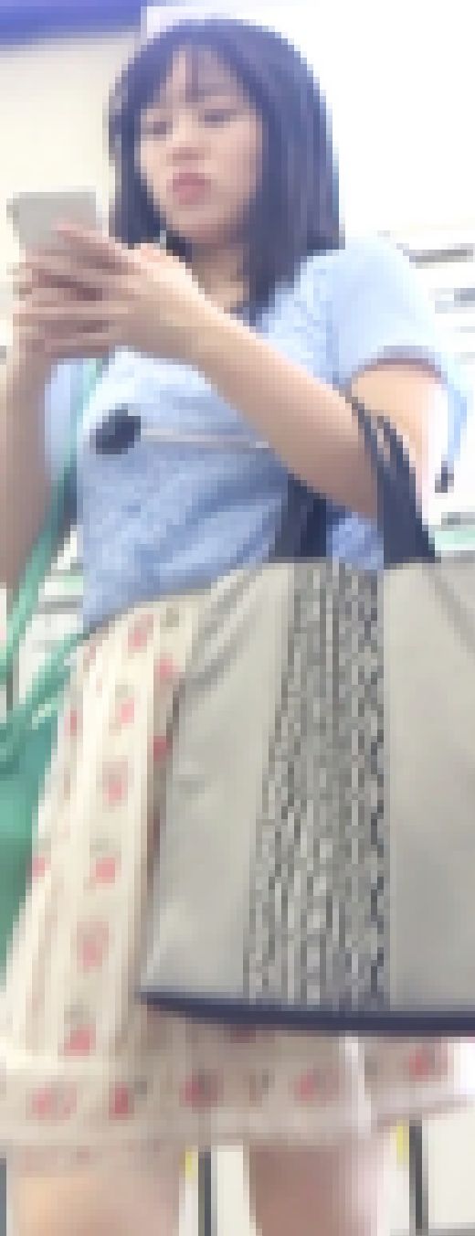 [★新作][★顔出し]パンチラ盗撮 OLさん 黒地に白の水玉パンツを接近撮影 ナプキン付き　サンプル画像1