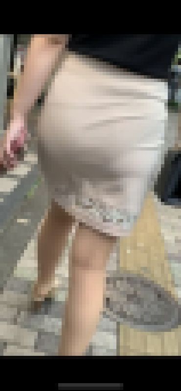 恵比寿のお姉さん、薄いピンクのスカート生地からパンティがスケスケ、お尻プリむりウォーク サンプル画像