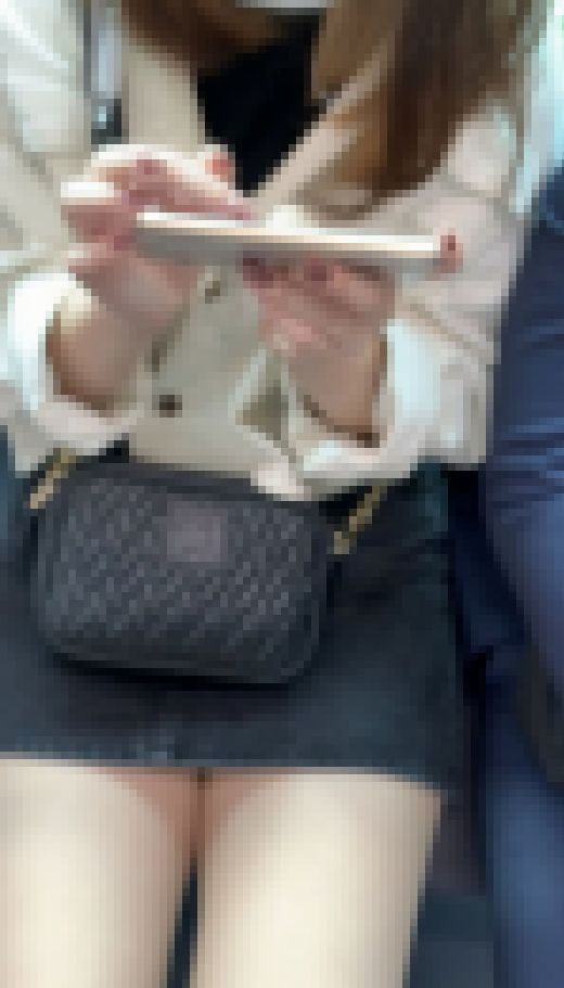 ミニスカなのに浅く腰掛けているお姉さん、太もも露わなので長時間ストークからのチラ サンプル画像1