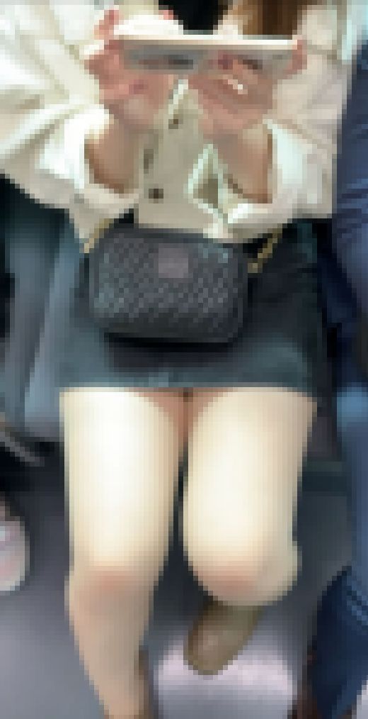 ミニスカなのに浅く腰掛けているお姉さん、太もも露わなので長時間ストークからのチラ サンプル画像2
