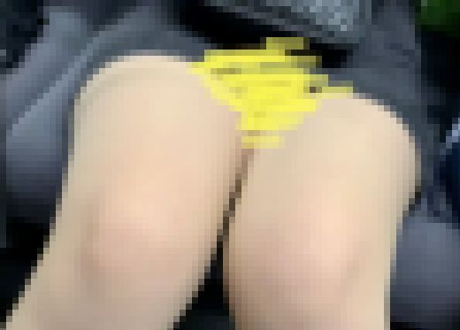 ミニスカなのに浅く腰掛けているお姉さん、太もも露わなので長時間ストークからのチラ サンプル画像3