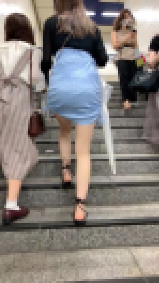 《レズなのか！？》 No.1256【パンティーラインの透けるサテンスカート着衣尻】　サンプル画像1