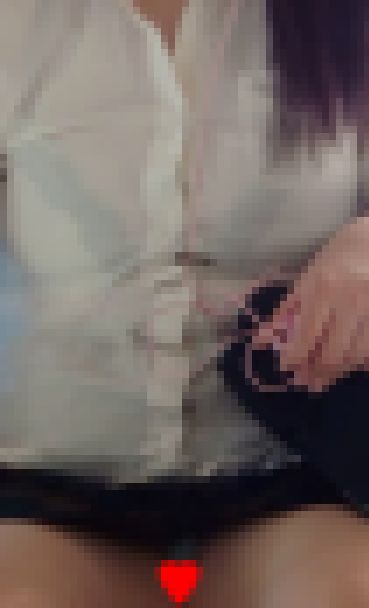 ◇電車内盗撮パンチラ動画◇透けブラ制服女子学生のエロい対面パンチラ動画　サンプル画像2