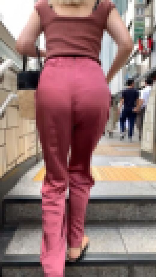 《炸裂するTバック姿！！！》 No.1271【GAL美容師が履く注目サテン生地の着衣尻】　サンプル画像3