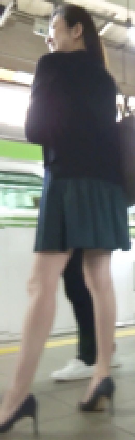 [★新作][★顔出し]パンチラ盗撮 モデル系女子 黒いTバックが食い込みすぎてほとんどノーパン　サンプル画像1
