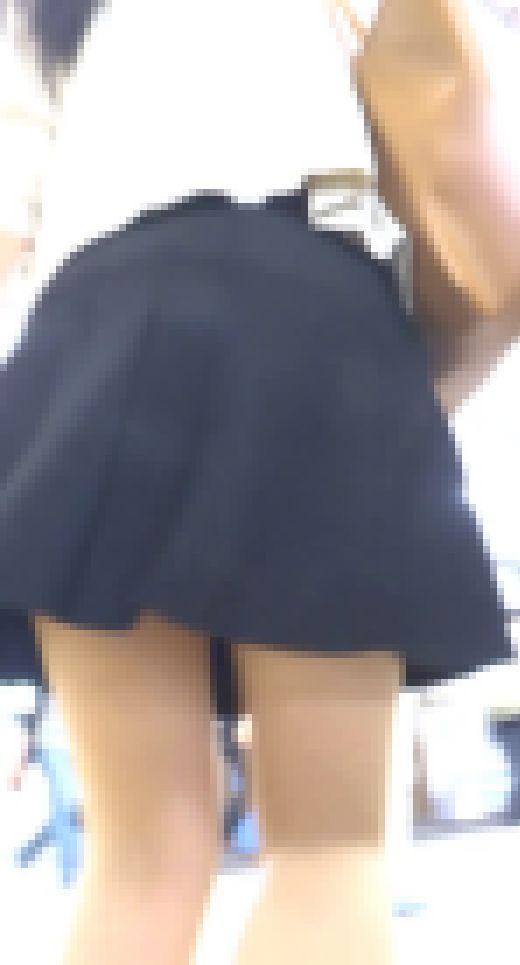 [★新作]パンチラ盗撮 女子大生 制服みたいなスカートの中身は黒パンツ　サンプル画像1