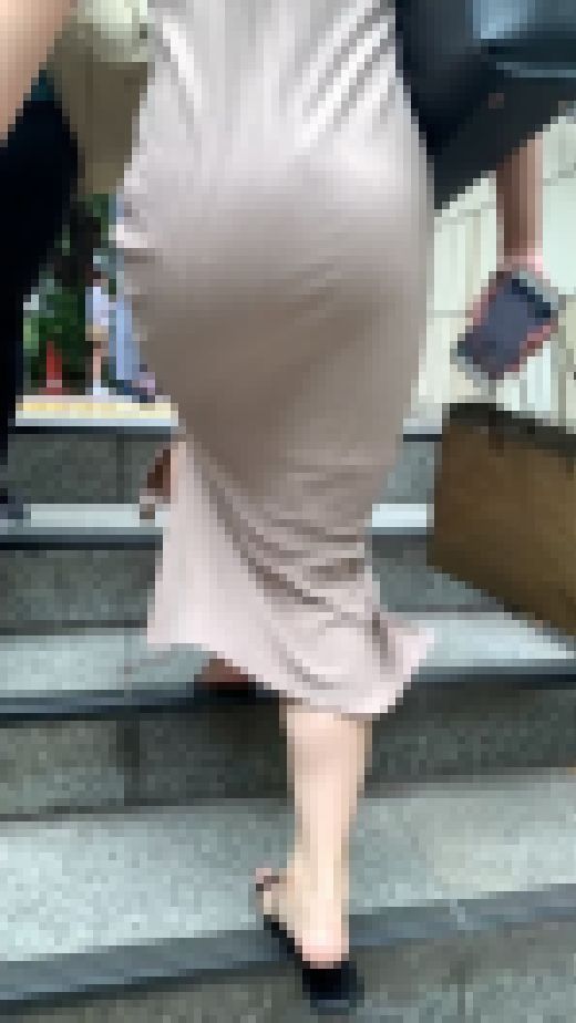《深めの胸元スリットが特徴的》 No.1289【胸元ザックリ、お尻はパッツパツの大人なOLさん】　サンプル画像3