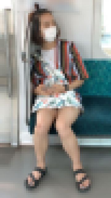 ホットパンツから伸びる生脚がエロすぎる健康的なお姉さん　サンプル画像1