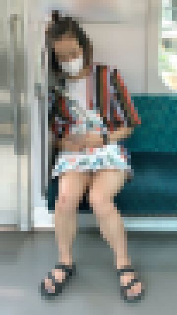 ホットパンツから伸びる生脚がエロすぎる健康的なお姉さん　サンプル画像2