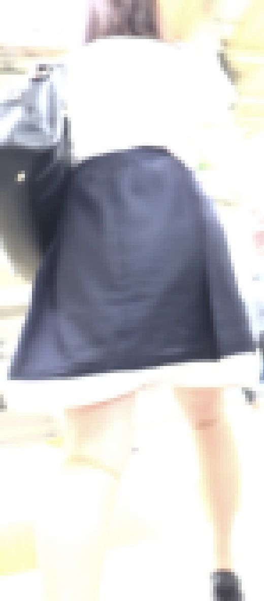 [★新作]パンチラ盗撮 OLさん 水色パンツをしつこく追いかけて超接近撮影　サンプル画像1