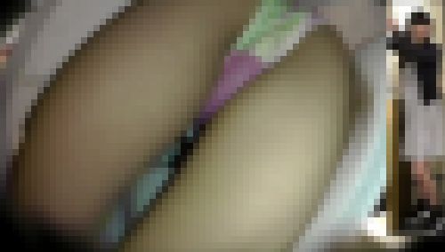 ぱっつん店員のパンツはカラフル！！！　サンプル画像1