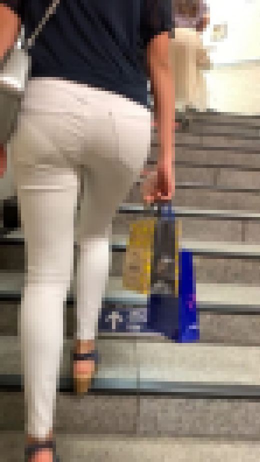 《パンティー丸見え長身モデル》 No.1327【300円以下でも満足感を得られるであろう白ピタパン着衣尻】　サンプル画像2