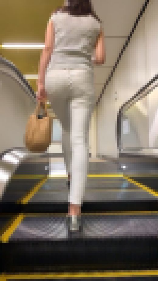 《エスカレーターに仁王立ち奥様》 No.1328【300円以下でも満足感を得られるであろう白ピタパン着衣尻】　サンプル画像1