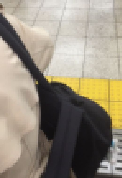 リュックを前にして触りやすくしてくれる清楚系美女　サンプル画像2