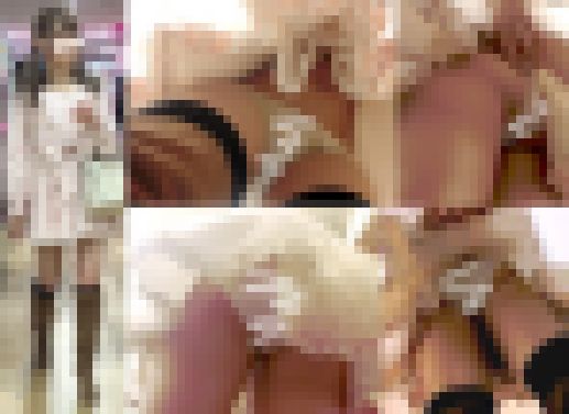 【顔有り】指をパンツに突っ込み食い込みを直す仕草がエロい！危険すぎるめくり遂行！パンチラ盗撮動画vol31 サンプル画像