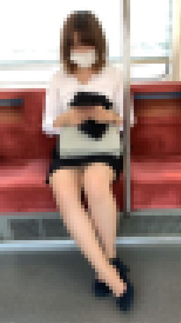 スケベすぎる脚を伸ばして車内の男に見せつける美人スーツOL（中編）　サンプル画像2