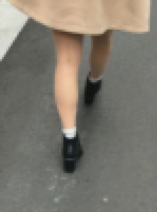 ●御茶ノ水某　某有名大学近く・女子大生（18～20歳）、身長 推定150cm前後、歩行速度 （遅）・白・ピンク系　サンプル画像1