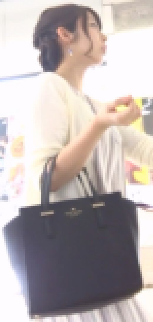 [★新作][★顔出し]パンチラ盗撮 かわいいOLさん 白パンツを限界突破の超接近撮影　サンプル画像1