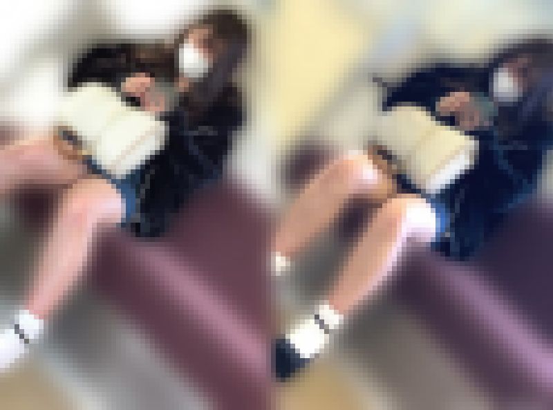 【脚の仕草が】可愛いJDがデニミニから無防備に【たまらねえ】 サンプル画像