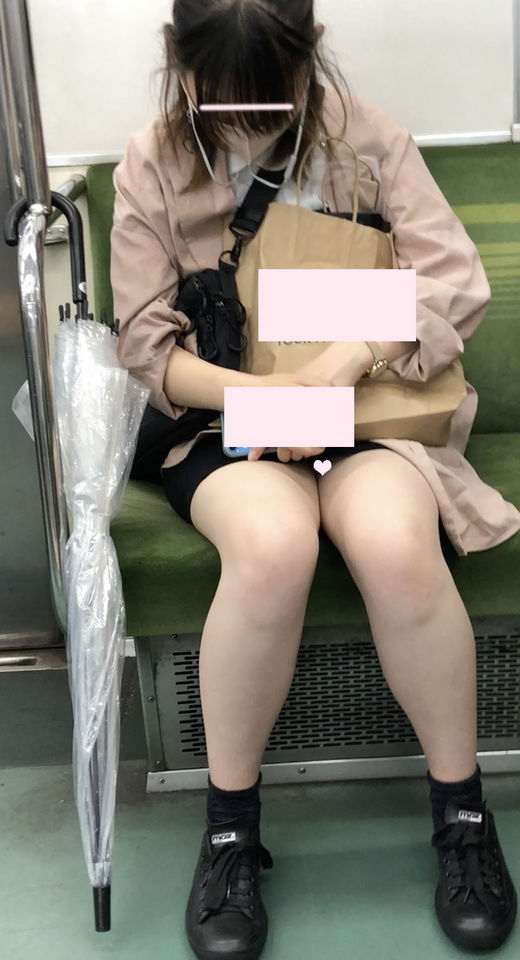 買い物帰りの超ミニ美女　サンプル画像2